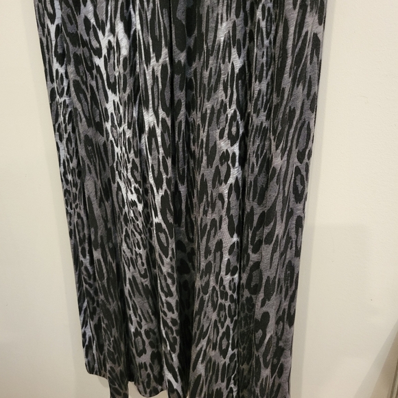 Liz Lange Completely Me Lovely Maxi Dress V Neck Soft Flowing Fabric For Fall PL - Picture 9 of 12